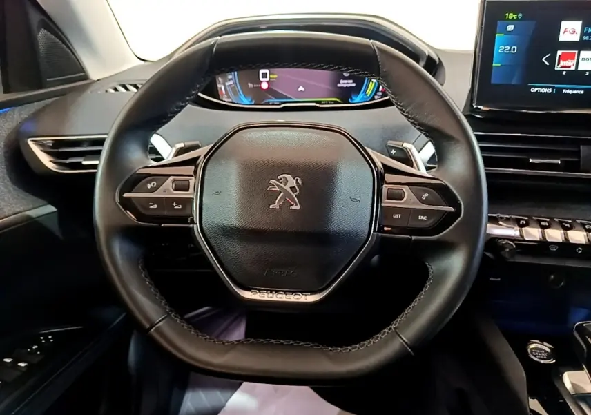 Vue frontale du volant cuir noir du Peugeot 3008 hybride rechargeable 2021 avec tableau de bord digital et écran tactile.