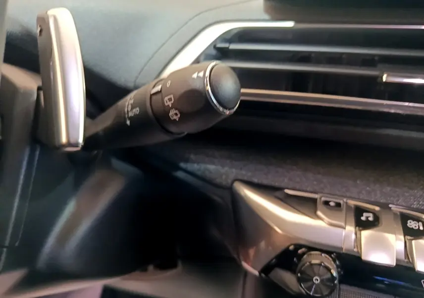 Gros plan sur la commande d’essuie-glace et la console centrale noire du Peugeot 3008 hybride rechargeable 2021.