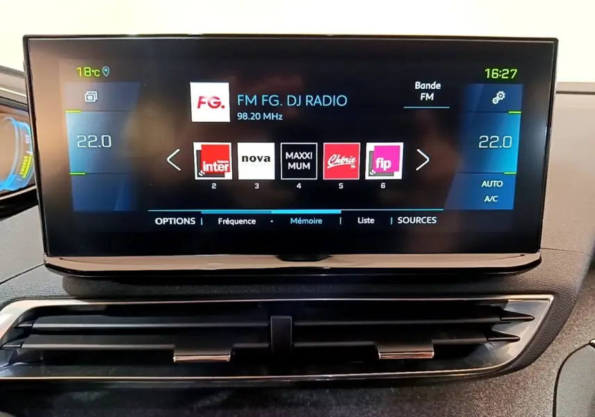 Écran tactile central affichant les stations radio dans l'habitacle du Peugeot 3008 hybride rechargeable 2021.