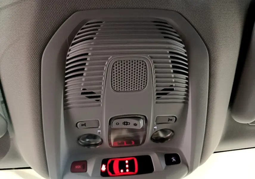 Vue en gros plan du plafonnier gris avec commandes lumineuses et affichage rouge du système d'alerte du Peugeot 3008 hybride.