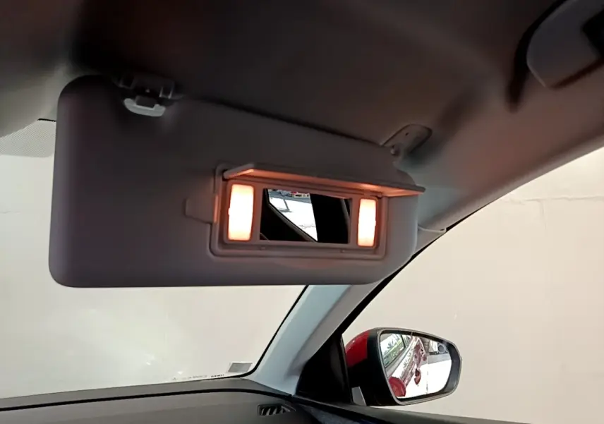 Détail intérieur du pare-soleil avec miroir éclairé côté conducteur du Peugeot 3008 hybride rechargeable 2021.