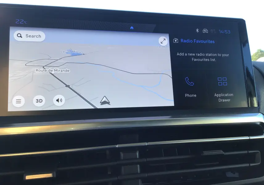 Écran tactile central du Peugeot Expert Fourgon 2024 montrant la navigation et les options radio, vue intérieure frontale.