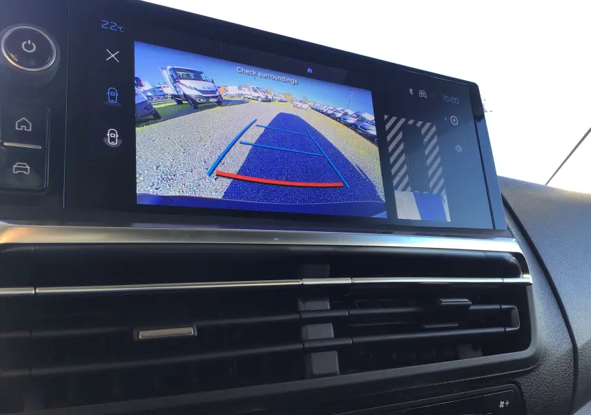 Écran tactile intérieur du Peugeot Expert Fourgon blanc 2024 montrant la caméra de recul avec guidage dynamique.