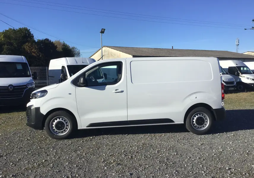 Profil côté gauche d'un utilitaire blanc Peugeot Expert Fourgon 2024, avec porte latérale coulissante et jantes acier.