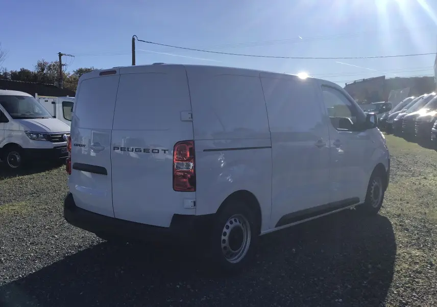 Fourgon blanc Peugeot Expert vu en 3/4 arrière droit, avec portes arrière fermées et jantes acier simples.