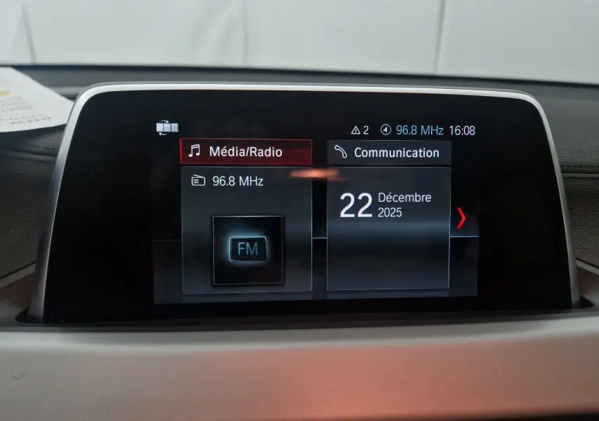 Écran multimédia business de BMW X2 gris clair, affichant la radio FM 96.8 MHz et la date du 22 décembre 2025.