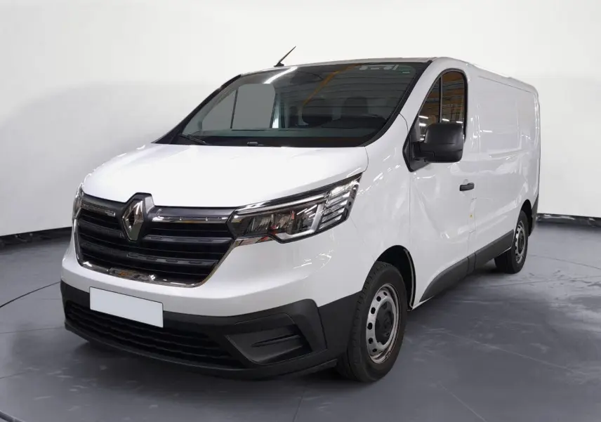 Renault Trafic Fourgon blanc en 3/4 avant droit, avec pare-chocs noir et roues tôlées 16 pouces visibles.