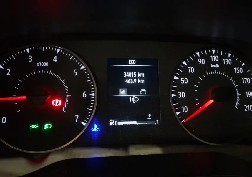 Tableau de bord éclairé du Renault Trafic Fourgon 2024 montrant compte-tours, vitesse et écran central d'informations.