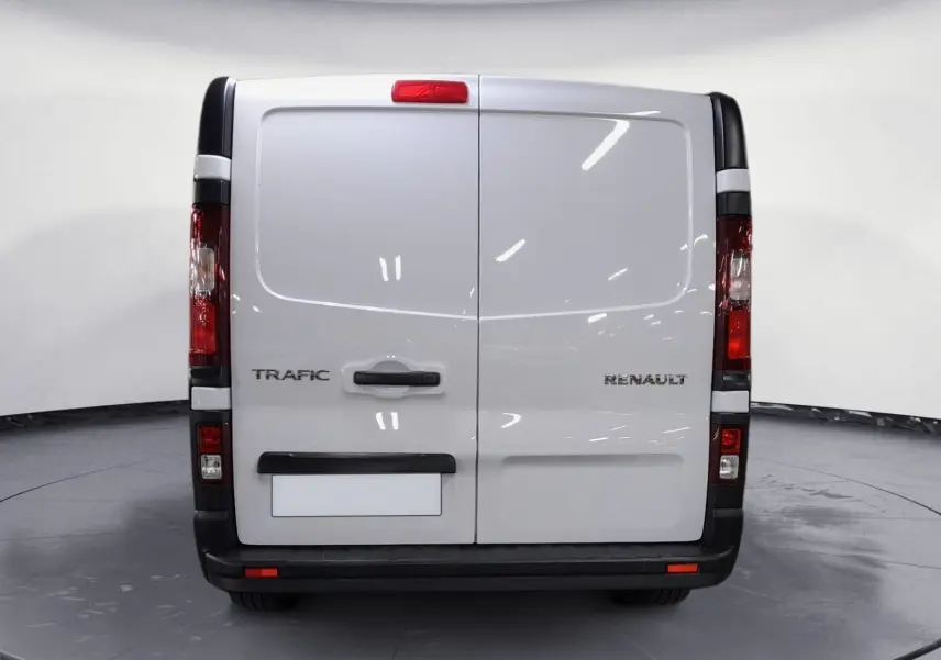 Vue arrière d’un Renault Trafic Fourgon blanc avec portes battantes et feux arrière verticaux.