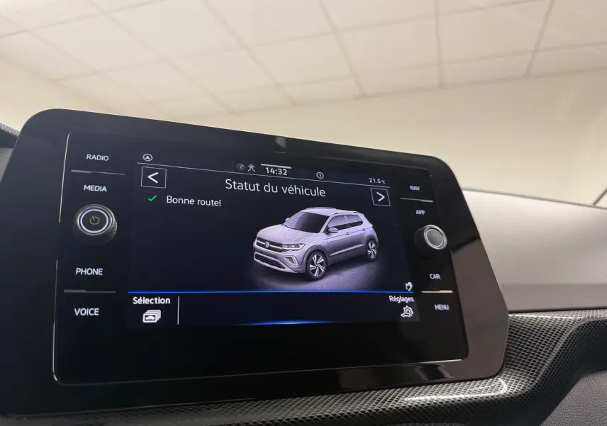 Écran tactile intérieur du Volkswagen T-Cross 2025 affichant le statut du véhicule avec une image 3D du SUV gris cendre.