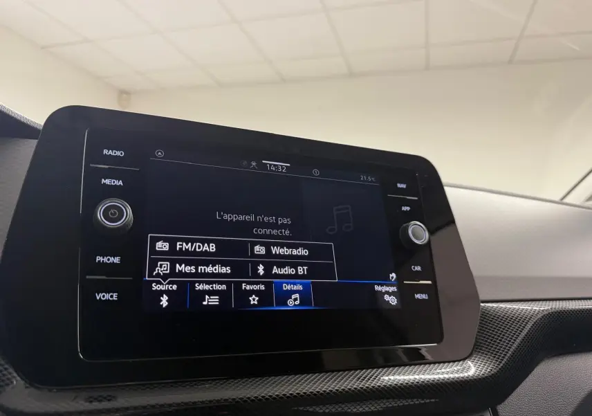 Vue rapprochée de l’écran multimédia tactile du Volkswagen T-Cross gris cendre, tableau de bord intérieur.