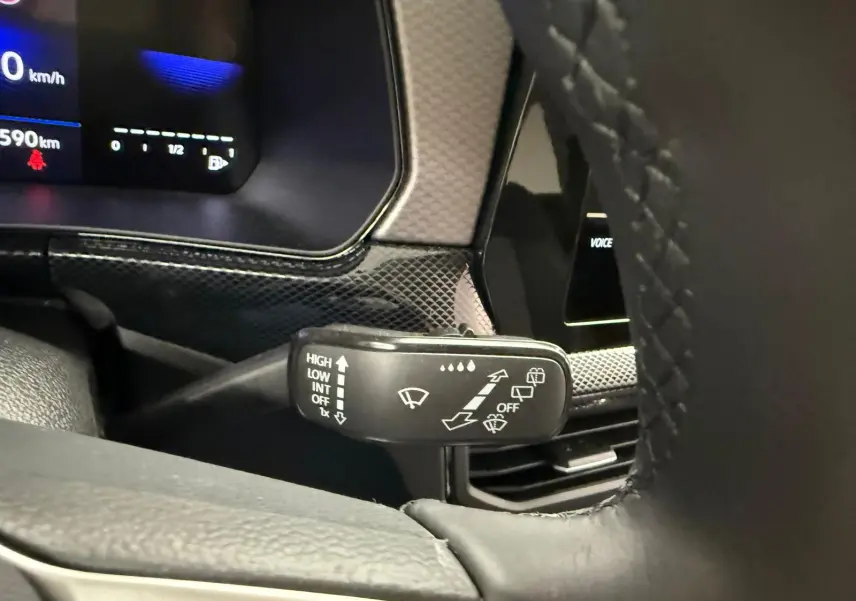 Gros plan sur la commande d’essuie-glace côté gauche du tableau de bord du Volkswagen T-Cross gris cendre 2025.