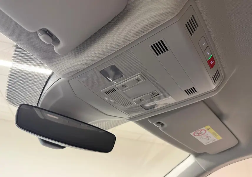 Vue intérieure du toit avec rétroviseur et panneau de commandes de plafonnier du Volkswagen T-Cross gris cendre 2025.