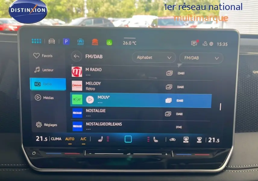 Écran tactile central du Volkswagen Tiguan 2026 affichant les options radio et climatisation, intérieur noir.