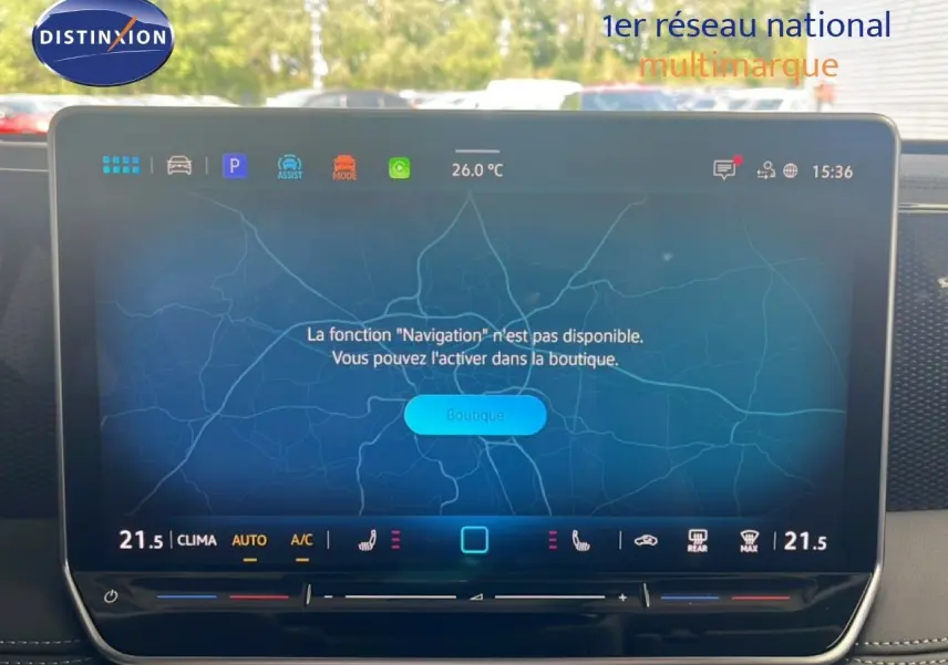 Vue intérieure du tableau de bord du Volkswagen Tiguan 2026 avec écran tactile affichant un message de navigation non disponible.