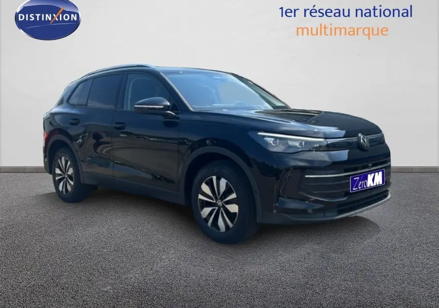 Volkswagen Tiguan noir grenadilla métal en 3/4 avant droit, SUV hybride avec jantes bi-ton et calandre épurée.