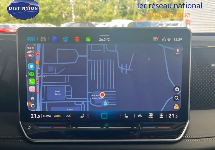 Vue intérieure centrée sur l'écran tactile du tableau de bord du Volkswagen Tiguan noir Grenadilla 2026.