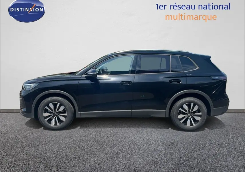 Volkswagen Tiguan noir grenadilla métal vu de profil côté gauche, SUV hybride essence avec jantes alliage bicolores.