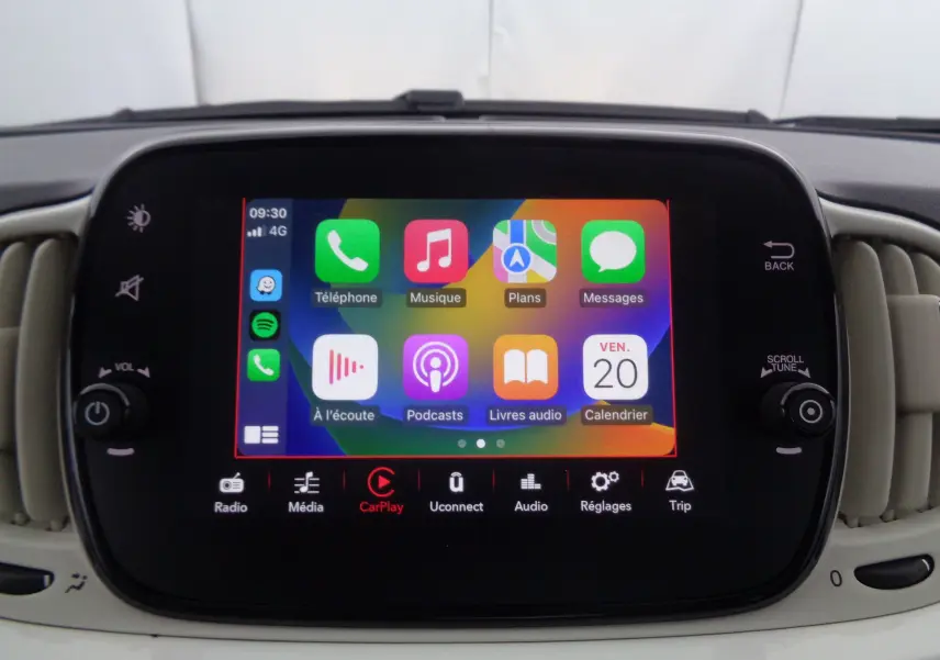 Écran tactile central du tableau de bord de la Fiat 500 blanc Gelato, affichant Apple CarPlay avec icônes colorées.