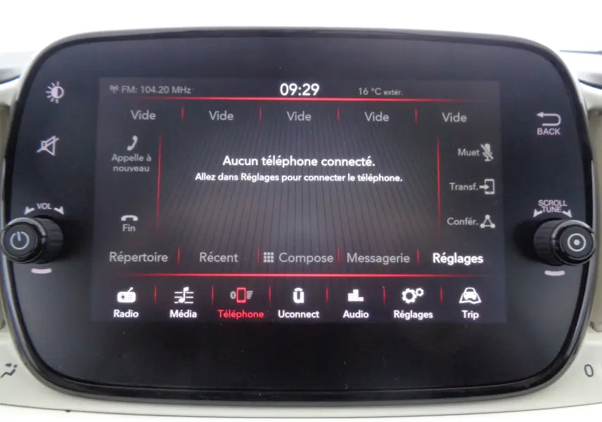 Écran tactile central de la FIAT 500 blanc Gelato affichant le menu téléphone sans connexion active.