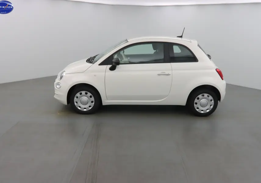 Profil côté gauche d'une FIAT 500 blanc gelato 2023, compacte et élégante, avec jantes acier et rétroviseurs noirs.