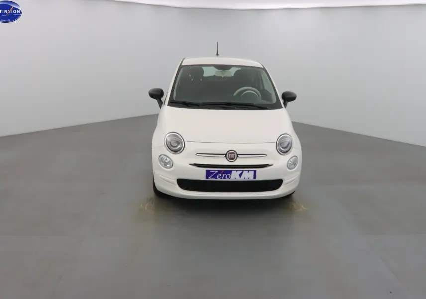 Vue frontale d'une Fiat 500 blanche Gelato avec phares ronds et logo Fiat au centre de la calandre.