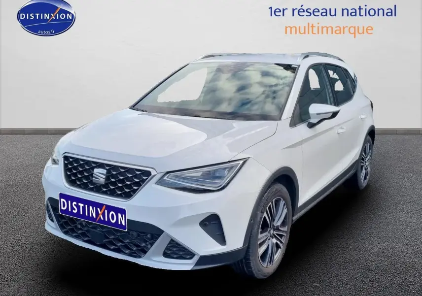 SEAT Arona blanc en 3/4 avant droit avec jantes alu 17 pouces et barres de toit visibles