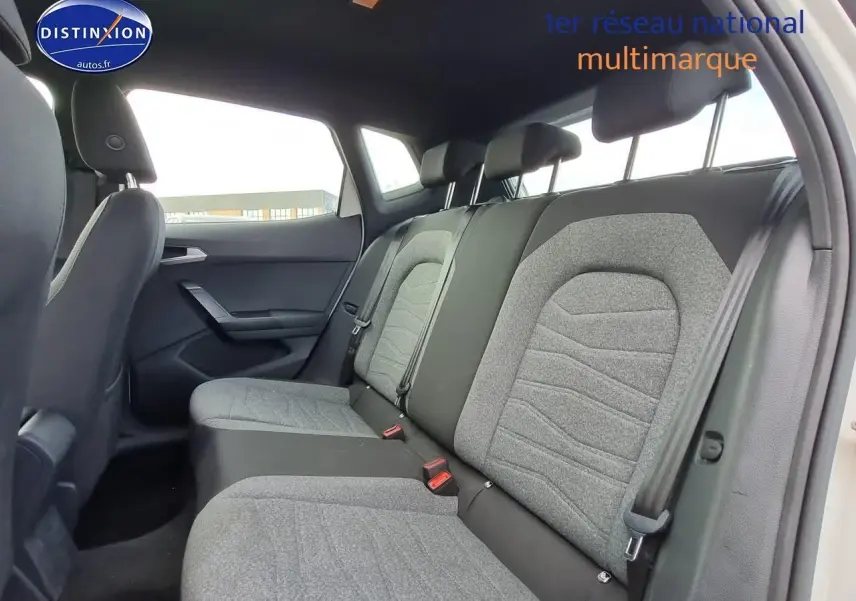 Vue intérieure côté droit de la banquette arrière grise et noire du SEAT Arona blanc 2023 finition Xperience.