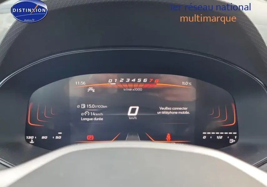 Tableau de bord numérique du SEAT Arona 2023 affichant vitesse, consommation et alertes, vue de face rapprochée.