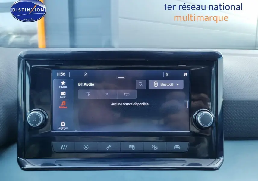 Écran tactile central du tableau de bord du SEAT Arona blanc, affichant la connexion Bluetooth audio.