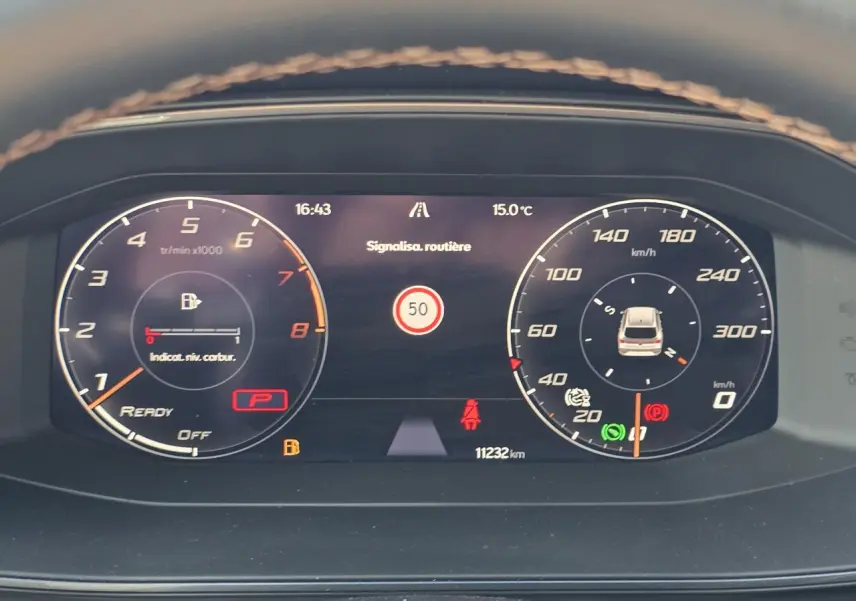 Combiné d'instruments digital couleur de la CUPRA Leon 2024 affichant la vitesse, régime moteur et signalisation routière.