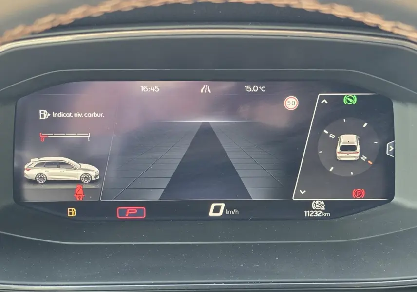 Affichage digital du tableau de bord du CUPRA Leon Sportstourer blanc Nevada, montrant la caméra de recul et l'indicateur de vitesse à 0 km/h.