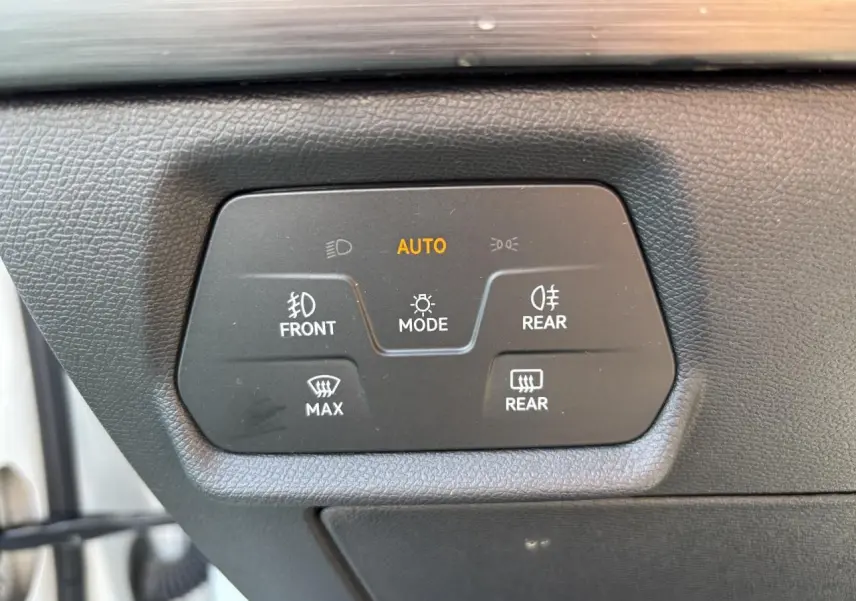 Panneau de commandes d'éclairage intérieur en plastique noir dans une CUPRA Leon Sportstourer blanc Nevada, vue rapprochée.