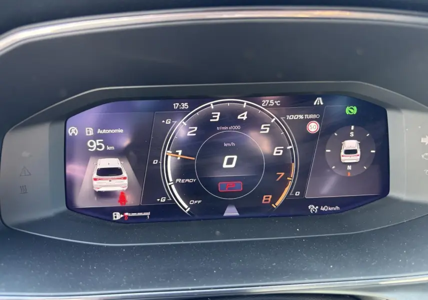 Combiné d'instruments digital couleur du tableau de bord de la CUPRA Leon Sportstourer blanc Nevada, affichant vitesse et autonomie.