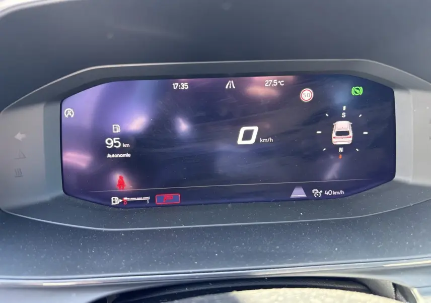 Combiné d'instruments digital de la CUPRA Leon Sportstourer 2024 affichant vitesse, autonomie et navigation.