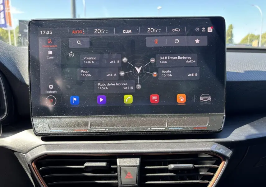 Écran tactile central du tableau de bord du CUPRA Leon Sportstourer blanc Nevada, affichant le système de navigation.