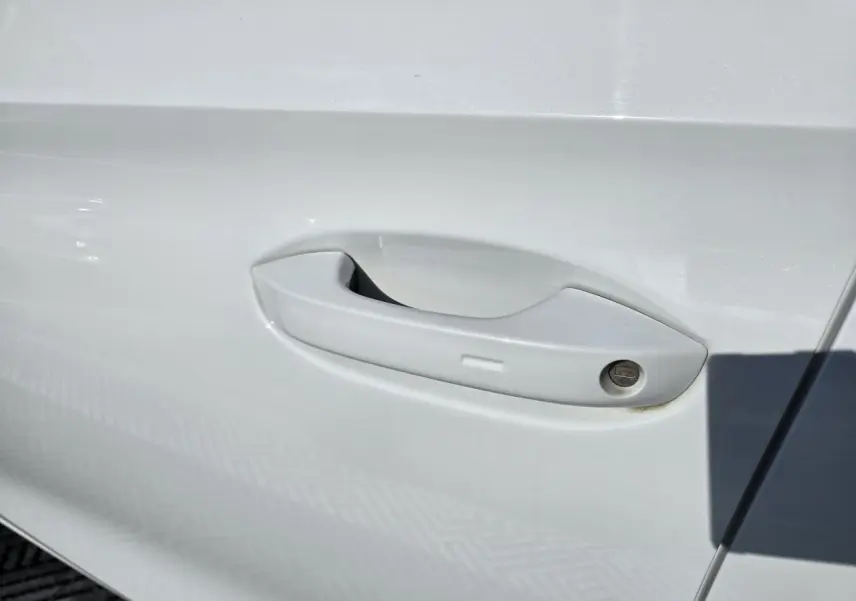 Poignée de porte côté droit en gros plan sur une CUPRA Leon Sportstourer blanche Nevada métallisée.