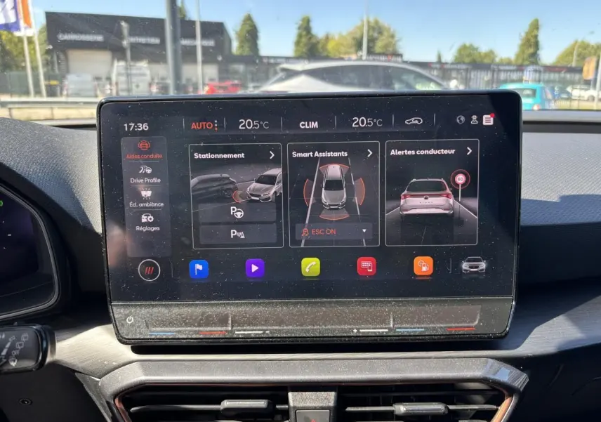 Écran tactile central du tableau de bord du CUPRA Leon Sportstourer 2024 affichant les aides à la conduite.