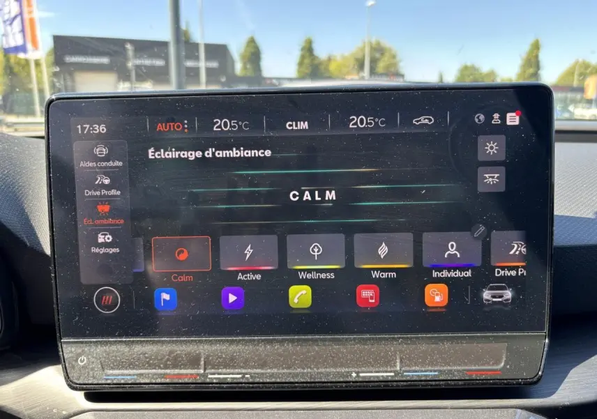 Écran tactile central du tableau de bord de la CUPRA Leon Sportstourer blanc, affichant les réglages d’éclairage d’ambiance.