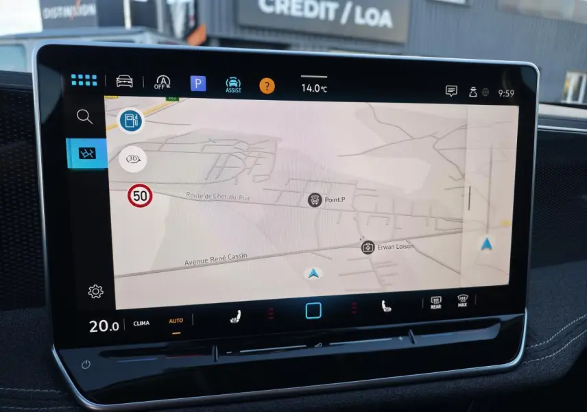 Écran tactile 12,9 pouces du tableau de bord de la Volkswagen Passat SW 2024, affichant la navigation GPS.