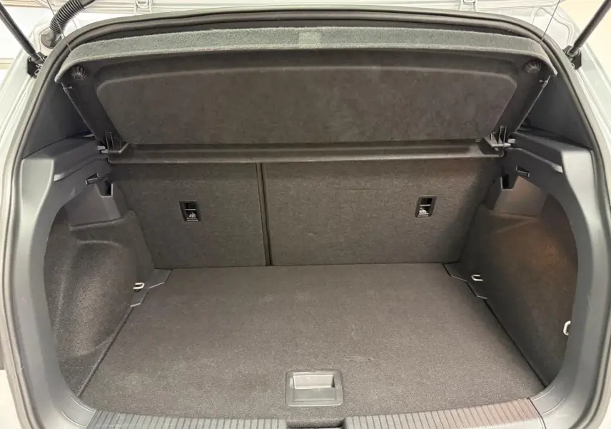 Coffre ouvert d’un Volkswagen T-Cross 1.5 TSI 150 DSG7 R-Line couleur Reflet d’Argent, vue intérieure arrière.