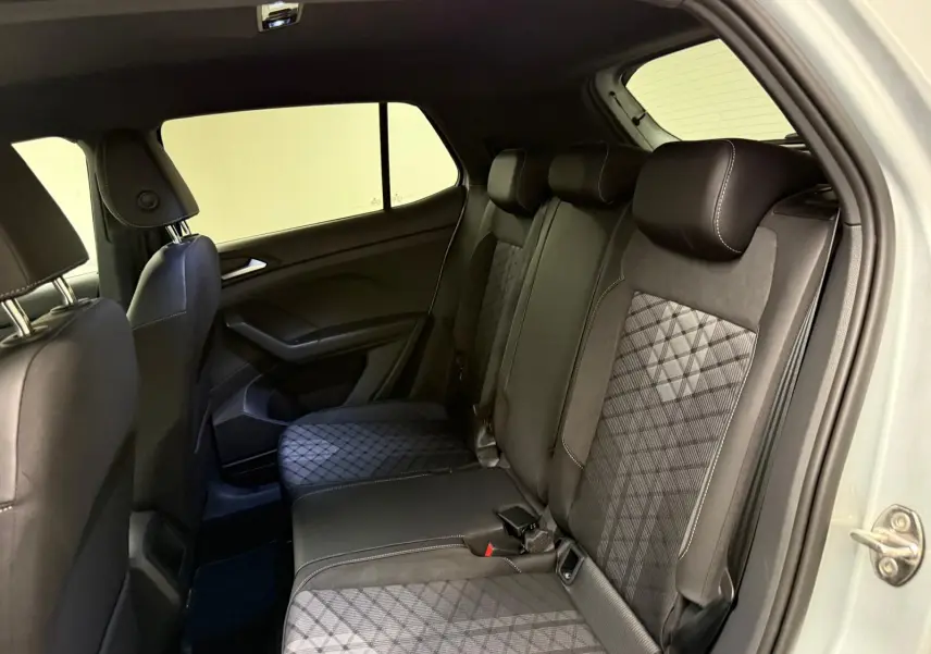 Vue intérieure côté droit des sièges arrière en tissu noir à motifs géométriques du Volkswagen T-Cross 2024 finition R-Line.