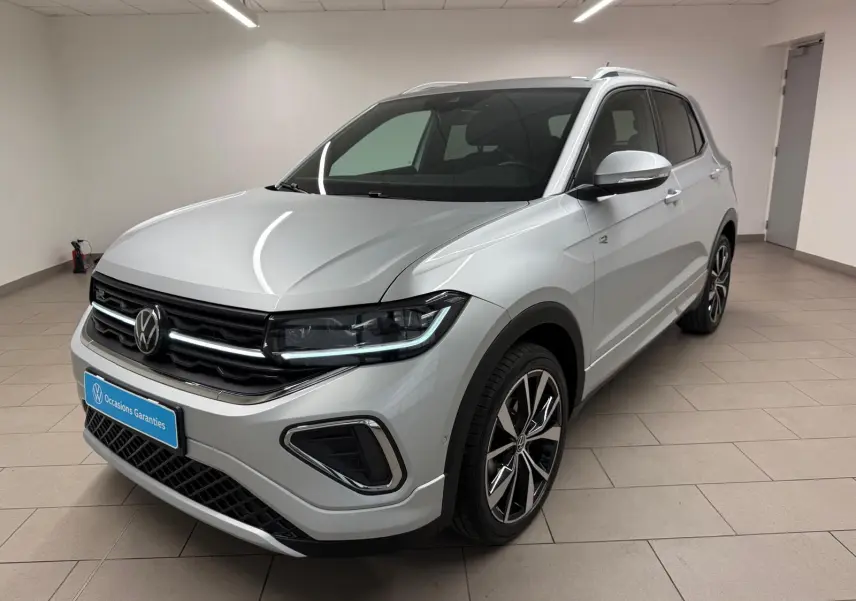 Volkswagen T-Cross 1.5 TSI R-Line en reflet d'argent, vue 3/4 avant droit avec jantes alliage noires et chromées.
