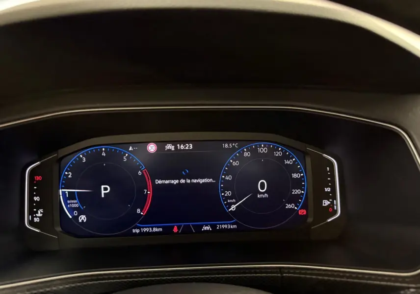 Vue rapprochée du combiné d'instruments digital du Volkswagen T-Cross 1.5 TSI 150 DSG7 R-Line affichant la navigation en démarrage.