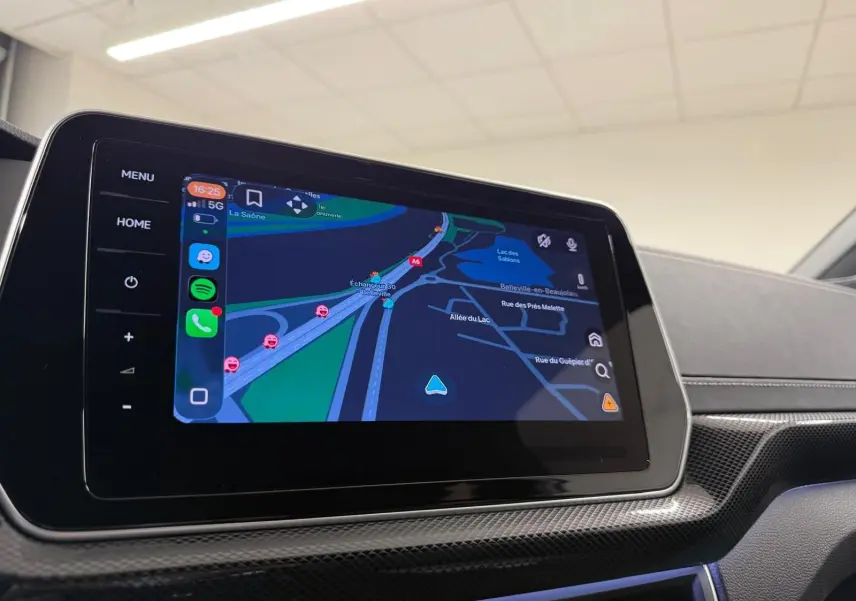 Écran tactile de navigation couleur affichant une carte, intégré dans le tableau de bord noir du Volkswagen T-Cross.