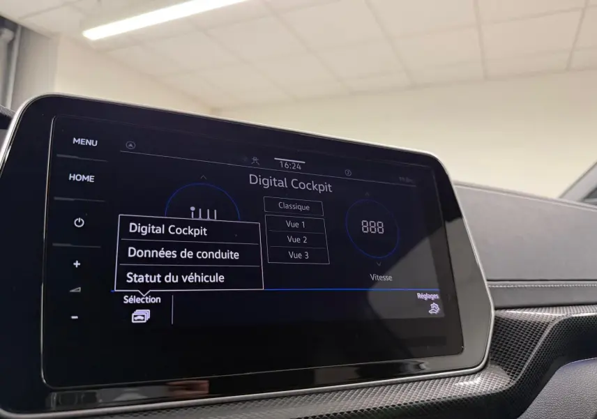 Écran tactile central du Volkswagen T-Cross 2024 affichant le menu Digital Cockpit dans un intérieur moderne noir.