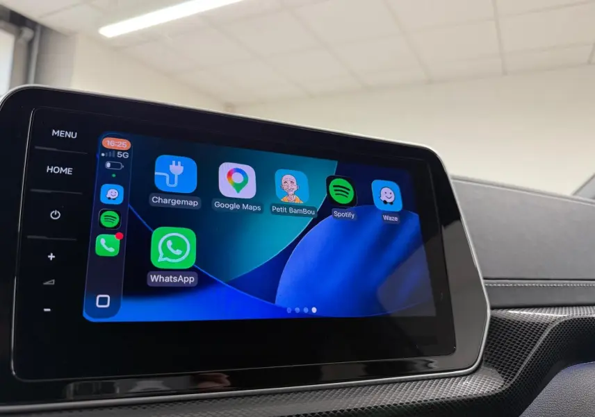 Écran tactile central du Volkswagen T-Cross 1.5 TSI R-Line 2024 affichant des applications connectées.