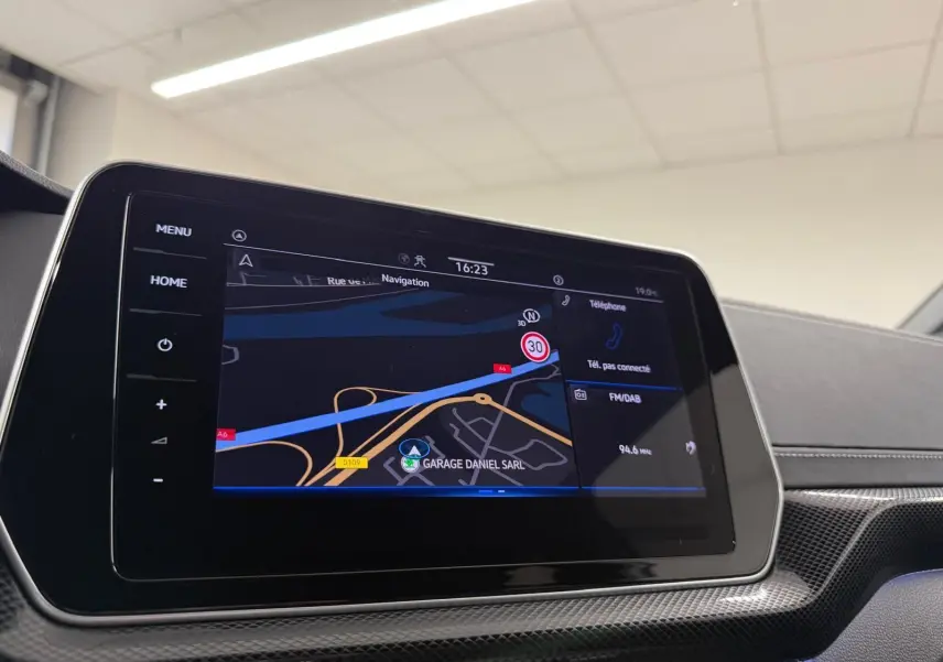 Écran tactile de navigation couleur 9,2'' du Volkswagen T-Cross 1.5 TSI R-Line, intérieur noir avec finitions carbone.