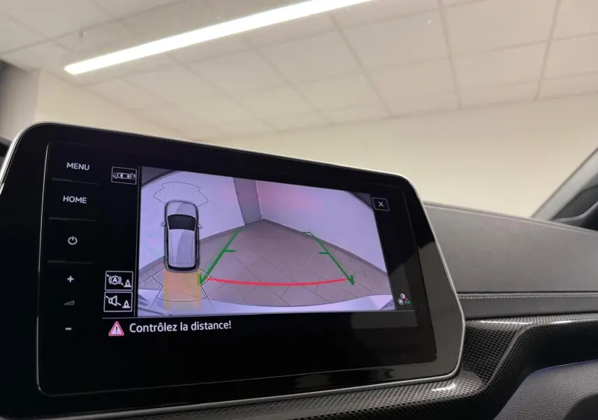 Vue intérieure sur l'écran tactile du système de caméra de recul du Volkswagen T-Cross 1.5 TSI 150 DSG7 R-Line.