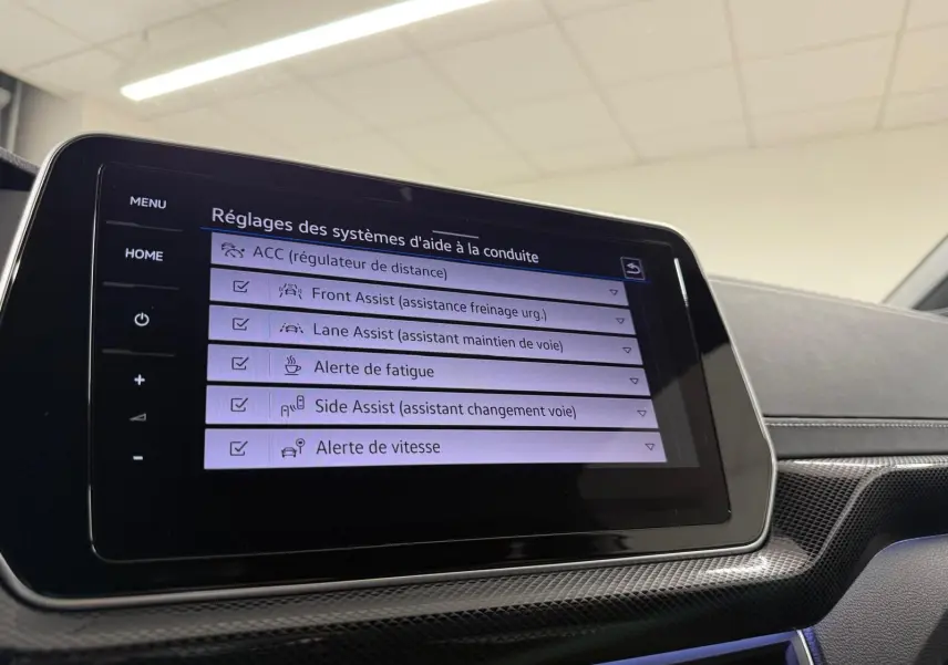 Écran tactile intérieur affichant les réglages d’aide à la conduite du Volkswagen T-Cross 1.5 TSI R-Line.
